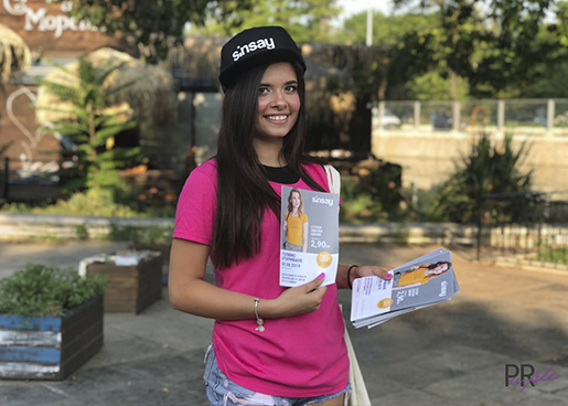 promoter-giving-flyers
